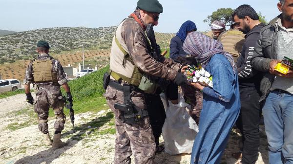 JÖH ve PÖH, AFAD’ın yardım kolilerini köylülere dağıttı