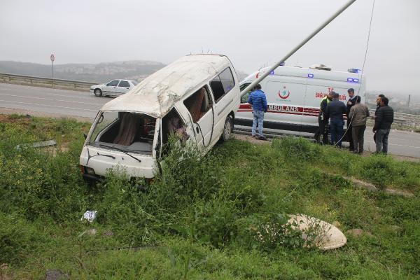 İşçileri taşıyan minibüs elektrik direğine çarptı: 5 yaralı