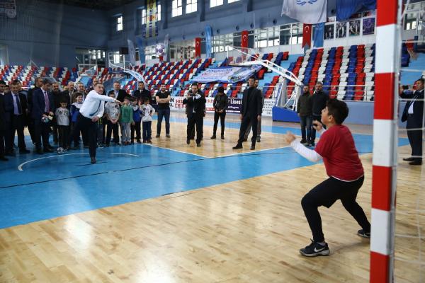 Spor Bakanı Bak, Zonguldaklı sporcularla hentbol oynadı