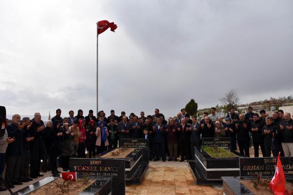 Yazıcıoğlu ile helikopter kazasında ölenler, mezarları başında anıldı