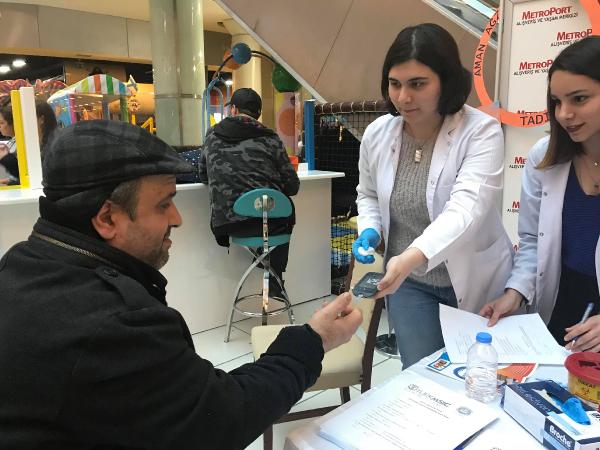 Tıp fakültesi öğrencilerinin yaptığı ücretsiz şeker ölçümü yoğun ilgi gördü