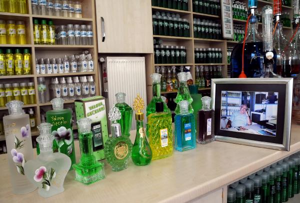 Babalarından miras kalan kolonya formulünü sır gibi saklıyorlar