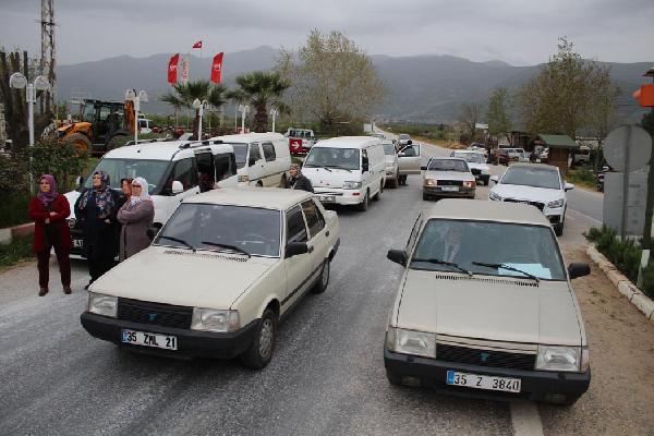 Cenaze töreninin ardından vatandaşlar yolu trafiğe kapattı