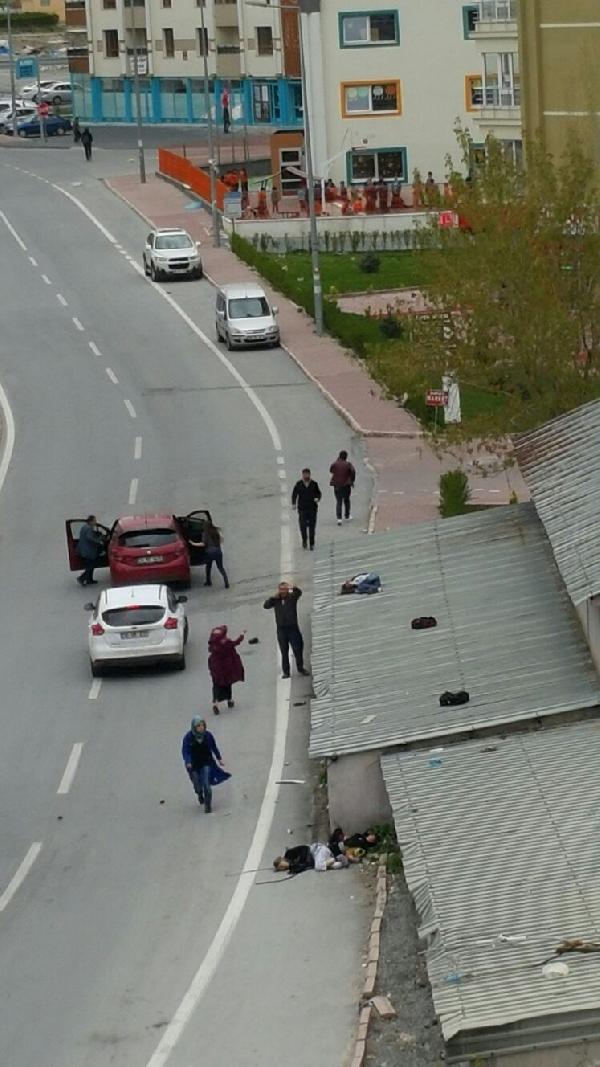 Otomobil anne ve 2 çocuğuna çarptı; çocuklardan biri çatıya savruldu