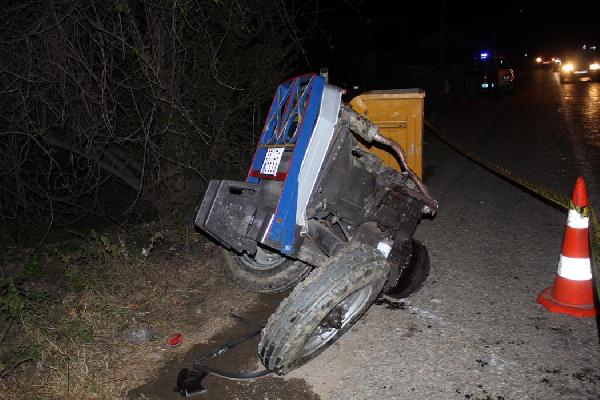Otomobil traktöre çarptı: 1 ölü, 2 yaralı      