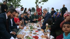 Cumhurbaşkanı Recep Tayyip Erdoğan, Zeytinburnu sahilinde, yer sofrasında  vatandaşlarla