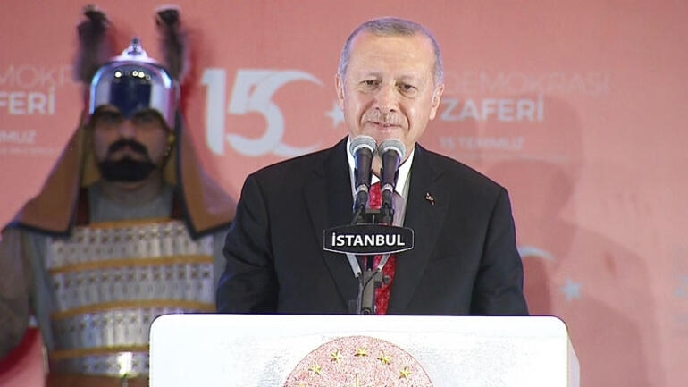 Cumhurbaşkanı Recep Tayyip Erdoğan Atatürk Havalimanı’nda halka seslendi: “O müptezeller, Türkiye’yi ele geçiremeyecekler”