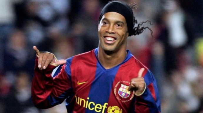 Brezilyalı efsane futbolcu Ronaldinho Paraguay’a sahte pasaport ile giriş yaptıkları gerekçesiyle gözaltına alındı