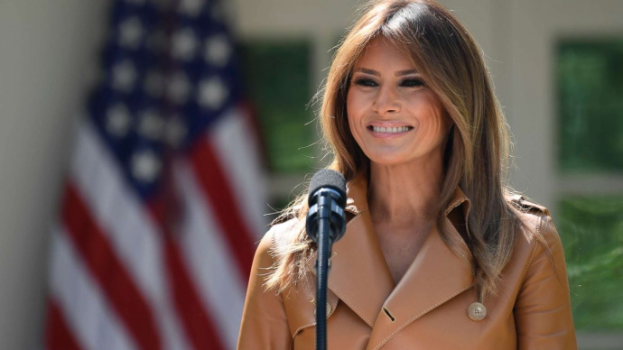 Asık suratlı Fırst Lady gitti, gülücükler saçan Melania Trump geldi