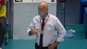 Voleybol başantrenörü Nedim Özbey, Cumhurbaşkanı Erdoğan’ın talimatıyla ambulans uçakla Türkiye’ye