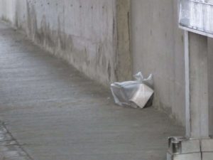 İstanbul’da Ataşehir D-100 Karayolu Bostancı Köprüsü altına bırakılan poşet endişeye