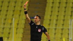 Fenerbahçe karşılaşmasında tartışmalara zemin hazırlayan bir kararla hakem Bahattin Şimşek