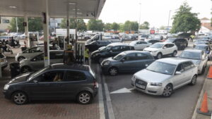 İngiltere’de benzin istasyonları önünde uzun benzin kuyruklar oluştu. AA- İngiltere’de