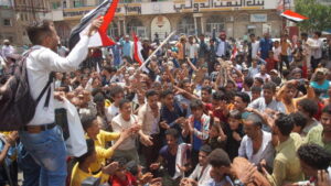 Yemen’in güneyindeki Taiz vilayetinde yüzlerce kişi Yemen riyalindeki aşırı değer