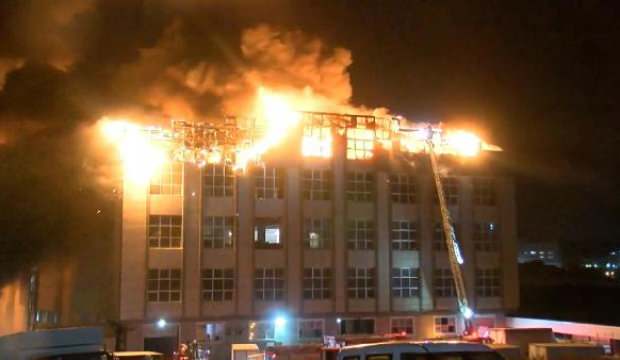 Arnavutköy’de 4 katlı tekstil fabrikasında yangın!