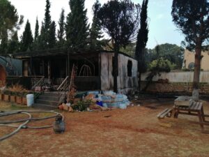 BALIKESİR (AA) – Balıkesir'in Burhaniye ilçesinde bir otelin bahçesindeki ahşap