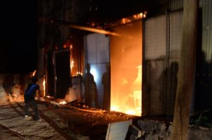 Bingöl’de bir arpa değirmeninde çıkan yangına müdahalede bulunuluyor. BİNGÖL (AA)