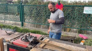 - İşçinin eldiven içerisinde bulunan parmağının ucu, cerrahi operasyonla yerine