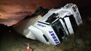 Bursa’nın İnegöl ilçesinde mobilya yüklü tır devrildi, sürücüsü yaralandı. BURSA