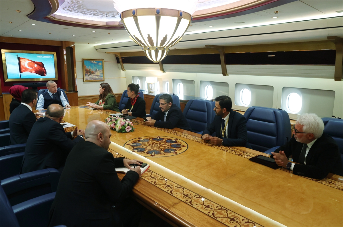 Cumhurbaşkanı Erdoğan, Rusya dönüşü uçakta gazetecilerin sorularını yanıtladı: (1)