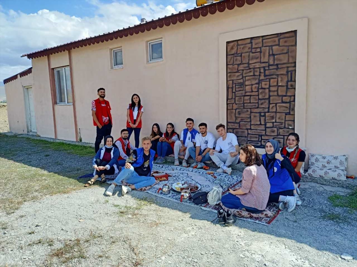 Erzurum'da gençler kırsaldaki yaşamı tanımak için bir günü köyde geçirdi
