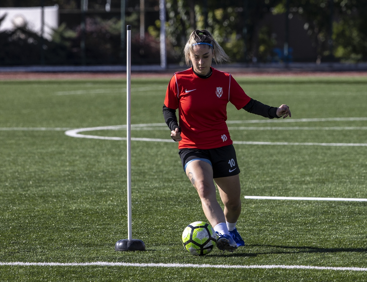 Evden kaçıp antrenmanlara gitti, şimdi futbol takımının kaptanı