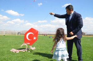 HAKKARİ (AA) – Hakkari'nin Yüksekova ilçesinde "Büyük Kalplere Minik Dokunuşlar"