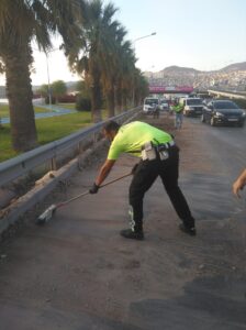 İZMİR (AA) – İzmir'in Bayraklı ilçesinde kamyondan yola dökülen ve