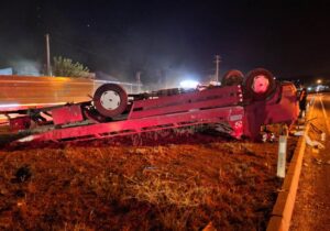 ​​​​​​​MANİSA (AA) – Manisa'nın Sarıgöl ilçesinde refüje çarpıp devrilen çekicideki