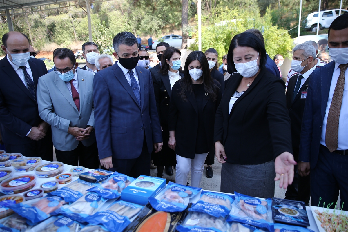 Tarım ve Orman Bakanı Pakdemirli, Adana'da Seyhan Baraj Gölü'ne balık bıraktı