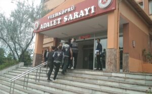 Samsun’un Vezirköprü ilçesinde eylem sırasında belediye binasının taşlanarak camlarının kırılmasıyla