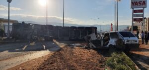 BALIKESİR (AA) – Balıkesir'in Susurluk ilçesinde otomobille çarpışan yem yüklü