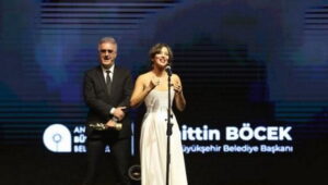 Altın Portakal Ödül Töreni’nde Tamer Karadağlı‘nın Nihal Yalçın’a yönelik hareketi