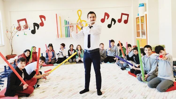 Muzaffer öğretmen, öğrencilerine ritim duygusunu melodik borularla öğretiyor…