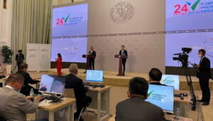 - Aralarında Cumhurbaşkanı Mirziyoyev'in de bulunduğu 5 adayın yarıştığı seçimlere