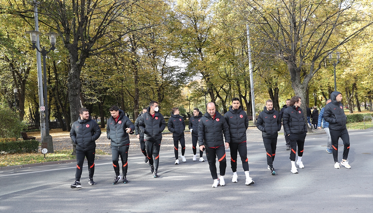 A Milli Futbol Takımı, Letonya maçı öncesinde Riga'da yürüyüş yaptı