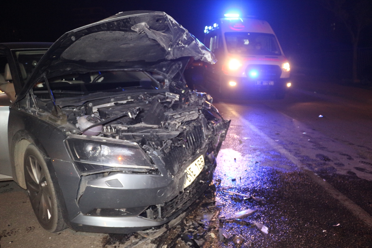 Adana'da iki otomobilin çarpışması sonucu 3 kişi yaralandı