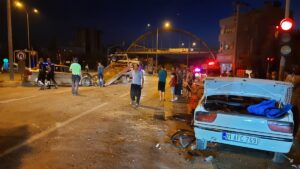 ADANA (AA) – Adana'nın Kozan ilçesinde iki otomobilin çarpışması sonucu