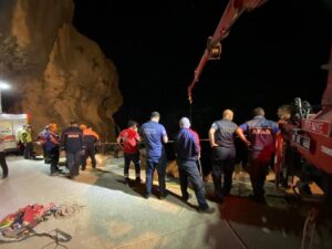 ADANA (AA) – Adana'da, Varda Köprüsü civarında özçekim yaparken uçurumdan