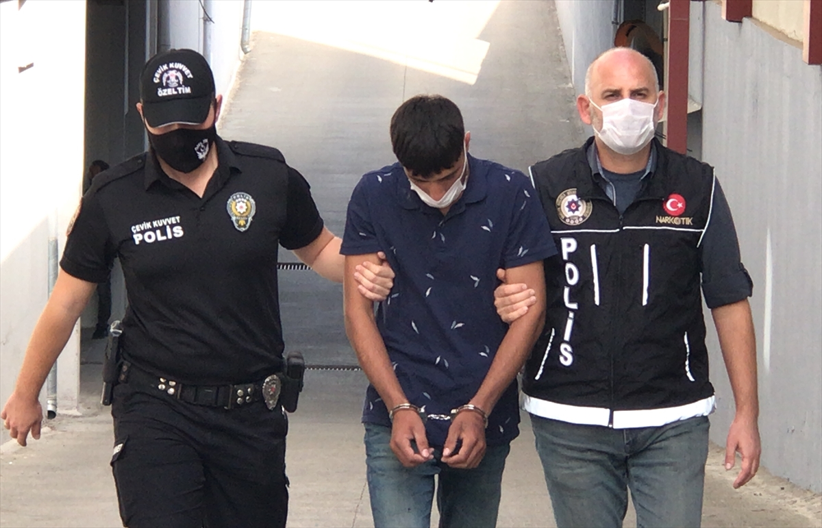 ADANA (AA) – Adana'da sokakta uyuşturucu sattığı öne sürülen şüpheli