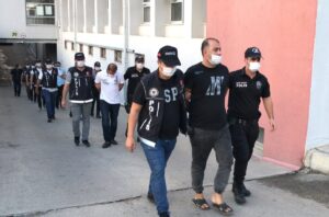 ADANA (AA) – Adana'da uyuşturucu satıcılarına yönelik operasyonda 12 şüpheli