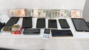 - Şüphelilere ait adreslerde yapılan aramalarda çalıntı çok sayıda cep