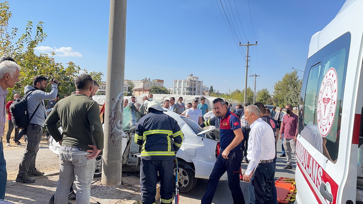 Adıyaman'da direğe çarpan otomobilin çocuk sürücüsü ağır yaralandı