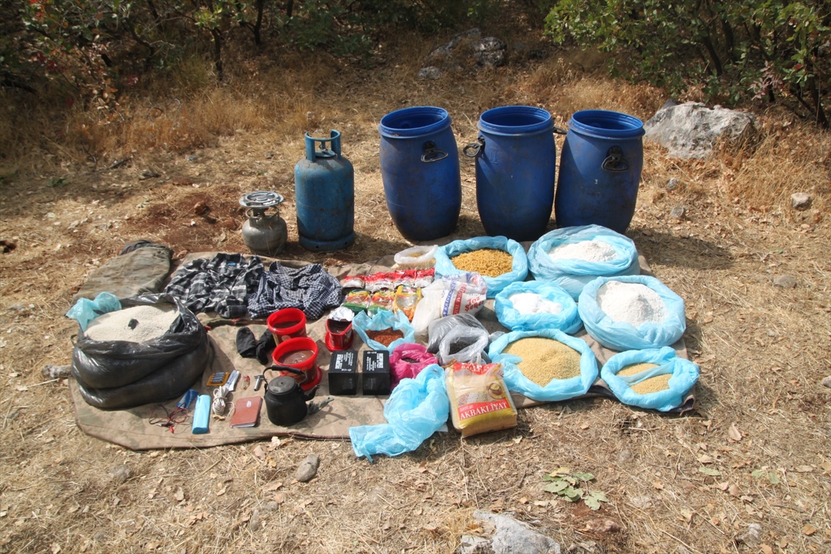 Adıyaman'da PKK'lı teröristlere ait yaşam malzemeleri ele geçirildi