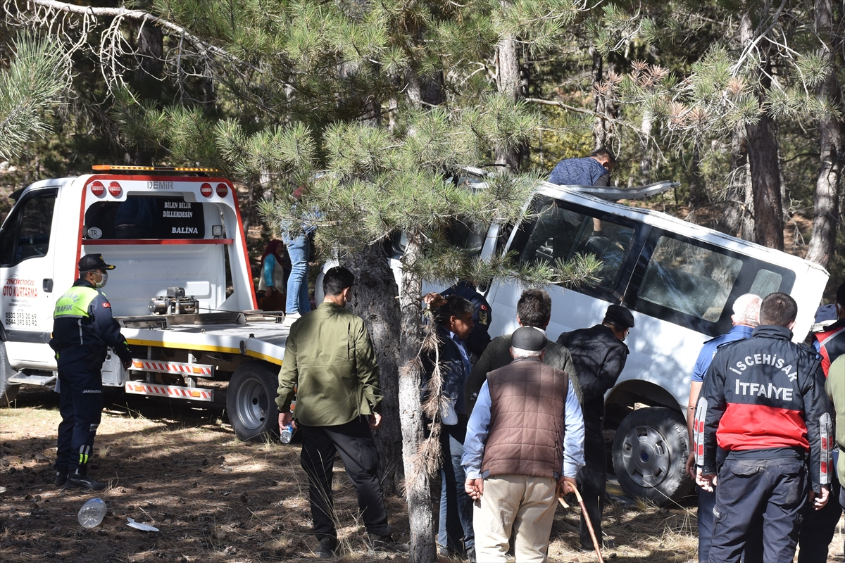 Servis minibüsü devrildi, 5 öğrenci öldü, 5 öğrenci yaralandı