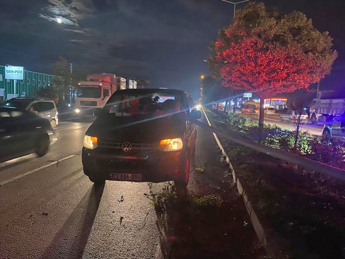 Afyonkarahisar'da tırın devirdiği aydınlatma direği minibüsün ön camından girdi