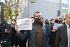 AFYONKARAHİSAR (AA) – Afyonkarahisar'da eğitim sendikalarının temsilcileri, bir öğretmenin dün