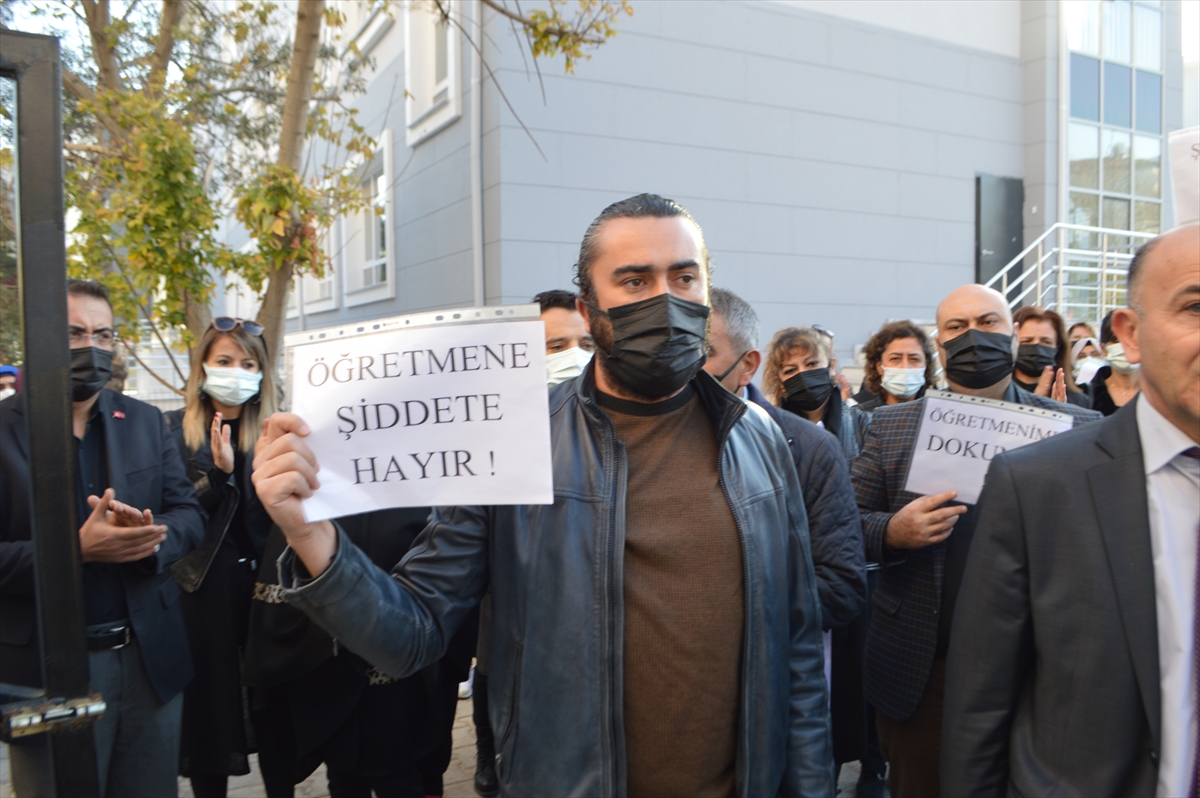 Afyonkarahisar'daki eğitim sendikaları, öğretmenin darbedilmesini kınadı