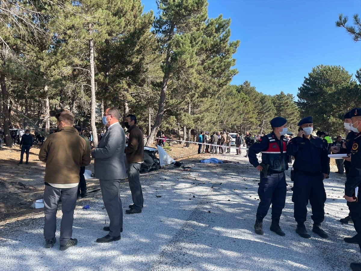 Afyonkarahisar'ın İscehisar ilçesinde öğrenci servisi devrildi