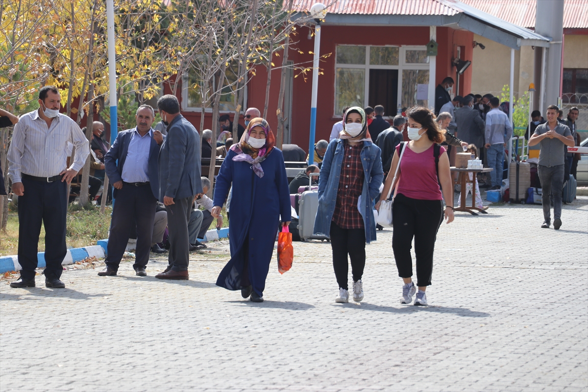 Ağrı'da kayıt için yurtlara gelen öğrenciler ikramlarla karşılandı